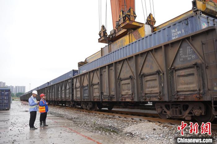 廣西新能源汽車(chē)首次搭乘鐵海聯(lián)運班列銷(xiāo)往海外